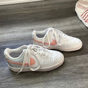 Nike low court sneakers. Size 5